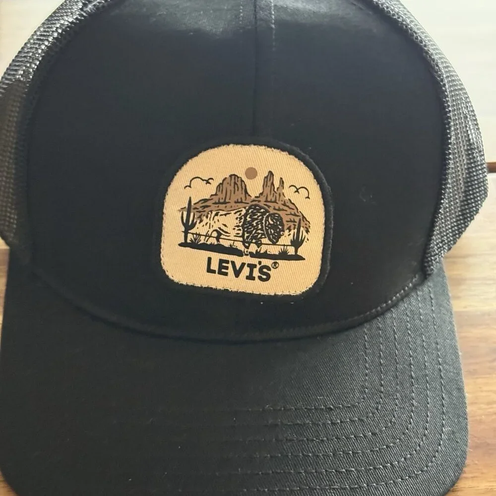 LEVI’S Trucker Hat Black Mesh Mens ONE SIZE adjustable Desert Buffalo casual NWT